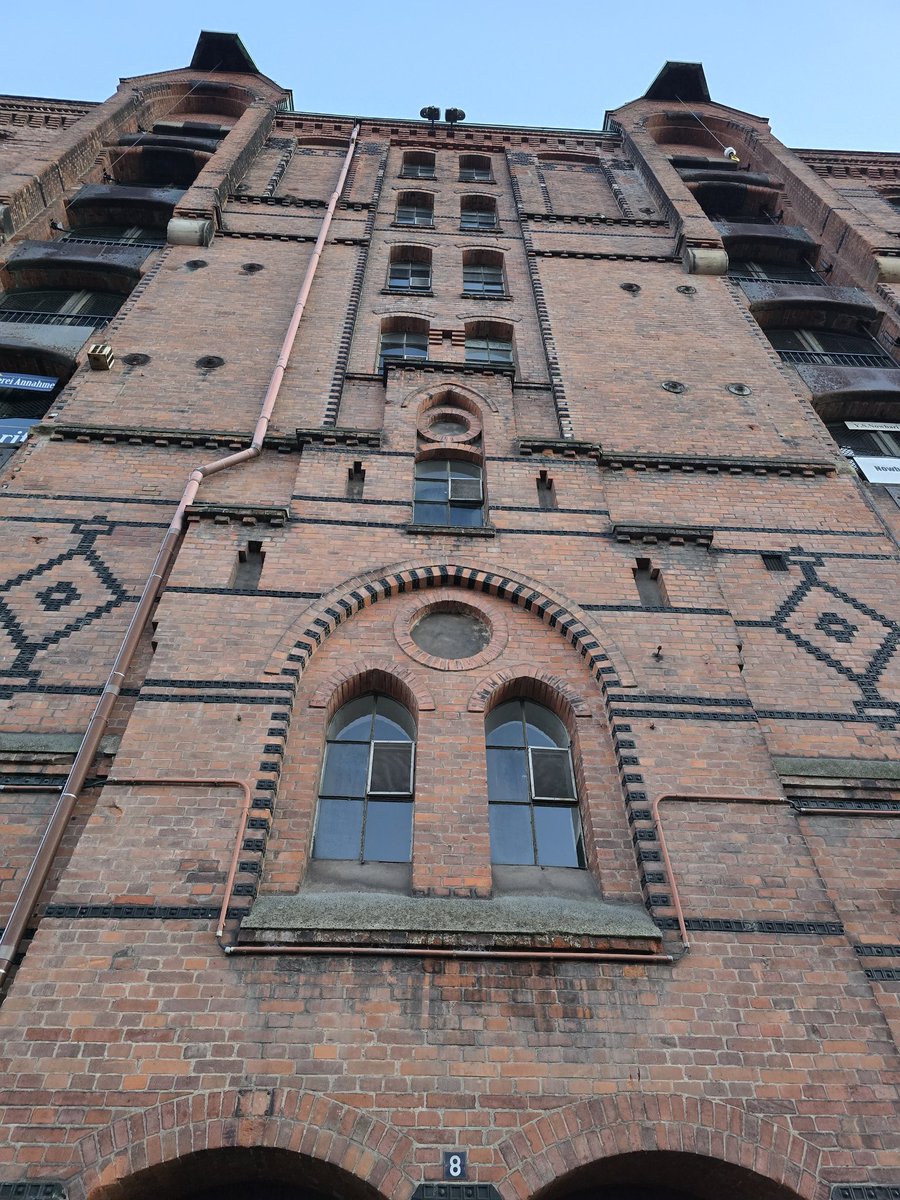 #WindowWednesday 
#Windows 

Speicherstadt Hamburg