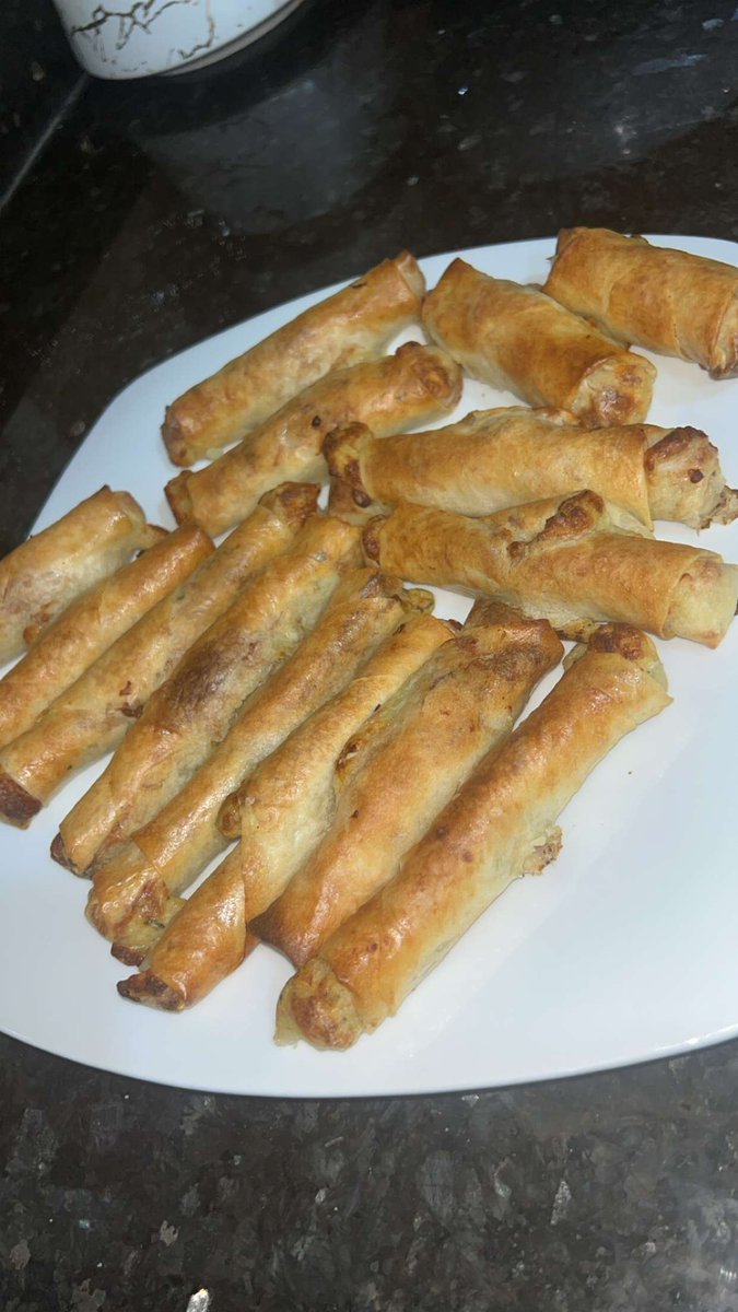 yvanilleeenh's tweet image. Cooking with titima #day6
- cigar btata u thon 
-soupe chinoise
-cheesecake dbl3ani