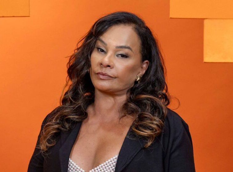 essa mulher asquerosa e amarga merece sair com uma rejeição altíssima vamos fazer acontecer