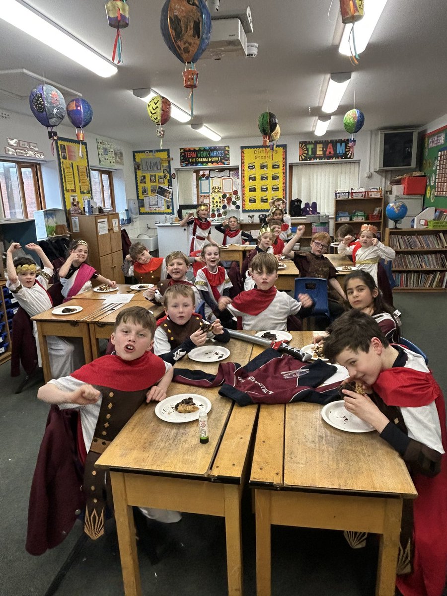 Carolin90534336's tweet photo. .@winterfoldhs 

Year 3 thoroughly enjoyed their edible roads! https://t.co/1Odss3W7Rq