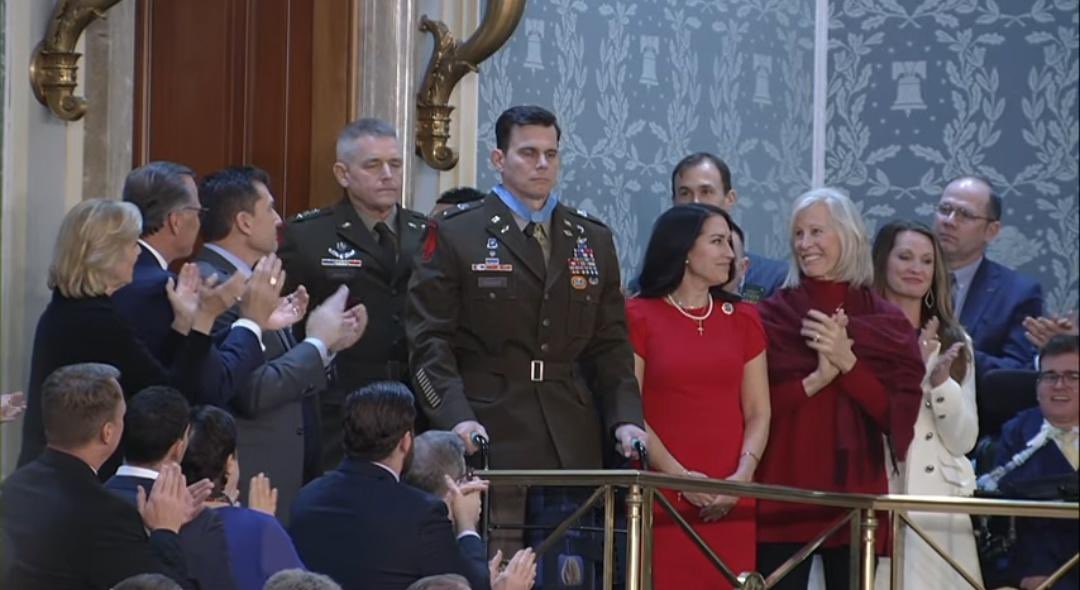 Anoche sucedió algo espectacular:

Trump le dio la Medalla de Honor del Congreso al piloto de la Delta Force que lideró la misión para capturar a Maduro. Este tipo se llama Eric Slover y su título es el de "Chief Warrant Officer 5" que significa que es la MÁXIMA autoridad técnica