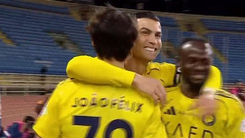 TouchlineX's tweet photo. 1-0 Al Nassr.

CRISTIANO RONALDO GOL GOL GOL GOL!!!!!!!!! SIUUUUUUUUUU!!!!!!!! RONALDO SCORES!!!!!!!!! https://t.co/1ITlzW6vQj