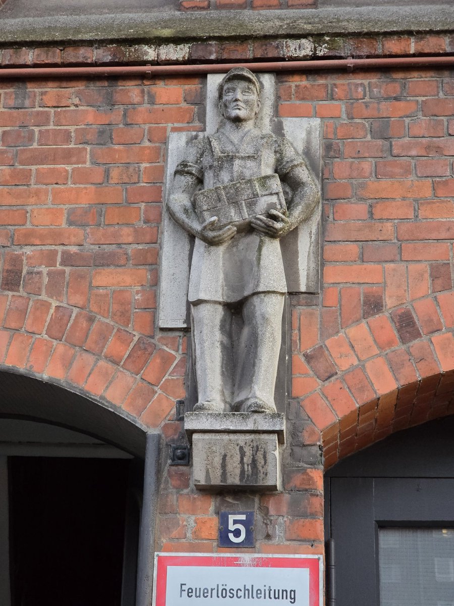 Das ist wirklich Kunst am Bau.
Schon grandios was die Bauarbeiter / Maurer hier in der Speicherstadt vor hundert Jahren geleistet haben.