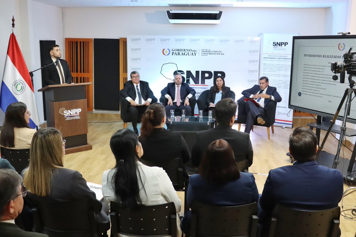 SNPP_Paraguay's tweet photo. 🇵🇾¡Primera Audiencia Pública del SNPP!

Consolidando el liderazgo en formación profesional 💪🇵🇾

En la Rendición de Cuentas 2025, presentamos los resultados que reflejan el compromiso con la transparencia, la innovación y el desarrollo del talento paraguayo.

📊 Más de 138.000 personas capacitadas en 7.040 acciones formativas en todo el país.

Impulsando diferentes programas como EQUIPATE, MoPaDual, Hambre Cero, nuestras carreras del técnico superior, ¡y más!

💡Innovación en Proyectos como:

✓ Movilidad Eléctrica 
✓ Capacitación en TIC - IA

🏗️ Modernización de infraestructura y fortalecimiento del capital humano.

Con presencia en los 17 departamentos, el SNPP sigue generando oportunidades reales para miles de paraguayos.🇵🇾

Ingresa a nuestro canal de YouTube SNPP Paraguay TV, y mirá la transmisión completa.

Más info 🔗https://t.co/yr0WrwxvIr

#SNPP
#GobiernoDelParaguay