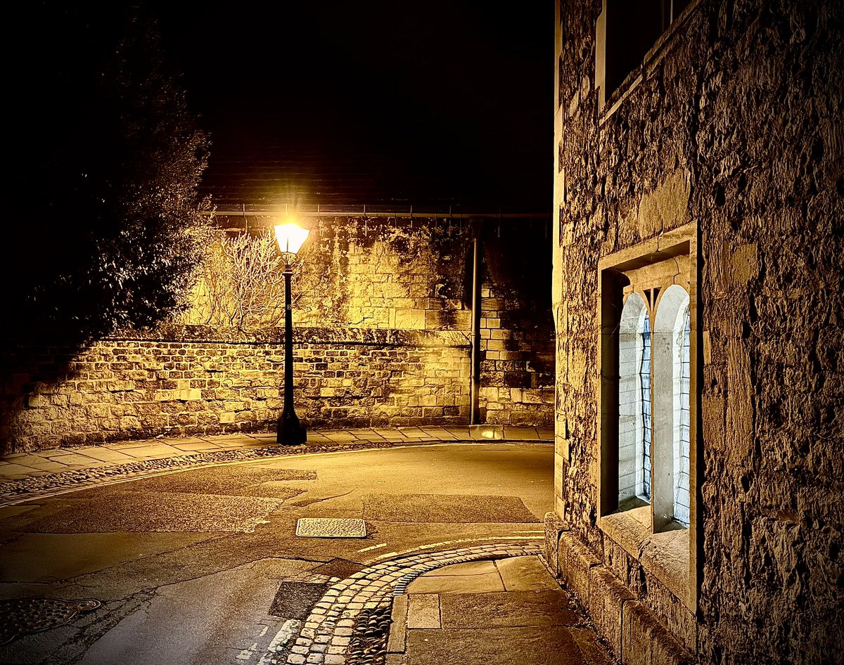 2) Davanti a casa di Edmond Halley (che conoscete per via della cometa).