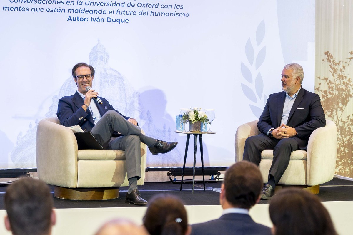 itobisono's tweet photo. Quiero felicitar a un gran amigo, el expresidente @IvanDuque, por el lanzamiento de su libro Fuerza y Verdad, una obra nacida de profundas conversaciones en la @UniofOxford con intelectuales que hoy moldean el futuro del humanismo.

Agradezco su invitación y la oportunidad de acompañar este momento tan significativo. Es un libro que invita a la reflexión, al liderazgo con principios y a la defensa firme de las ideas en tiempos desafiantes.

Le auguro el mayor de los éxitos con esta publicación que, sin duda, aportará al debate público con altura y visión.