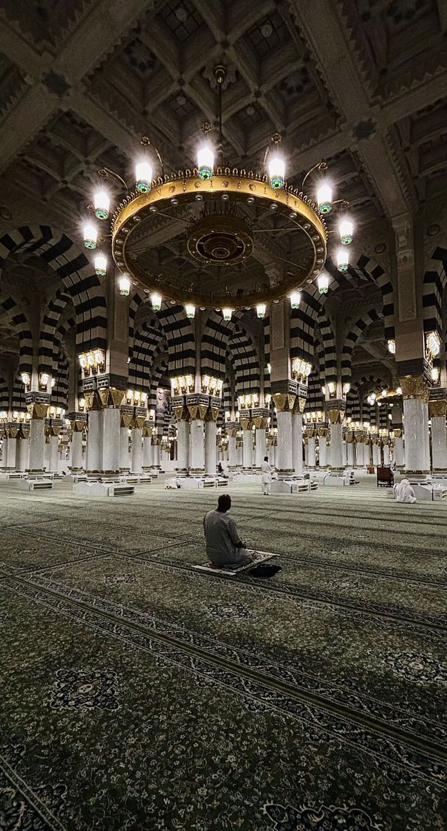 "ما خابَ ظنّي بالإلهِ فإنّني
أرجـو رحيمًا دائمَ الإنعامِ"
