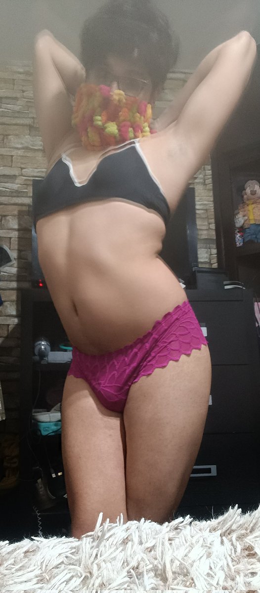 Danielafemboi's tweet photo. El clima se está poniendo algo caliente, ¿ quieres ayudarme ? / The weather's getting a bit hot, will you help me ? 👙🍑 🎁🥕 https://t.co/tUbP9ummrp