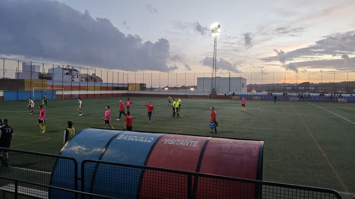 Antonioleonrgue's tweet photo. TERCERA FEDERACIÓN 🇮🇨.

Descanso en el Eleuterio Valerón del Tablero.

@udsanfer 1 (Jonhy Martel, min. 17) -

 @CDMarinoOficial 1 (Josué Guzmán " Pirri" de penalti, min. 43)

Los Grancanarios con 10 por la doble amarilla a Jonatan Viera "Pitu"

🟨 9 🟨36🟥36 https://t.co/EFVTInbmSs