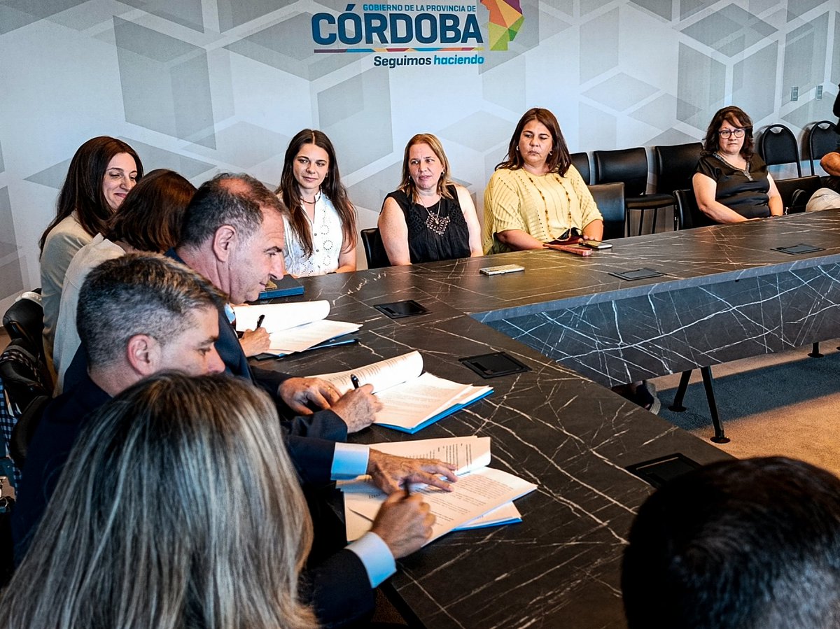 El <a href="/educacioncba/">Ministerio de Educación de la Provincia de Córdoba</a> junto a la filial Córdoba de <a href="/DAIAArgentina/">DAIA</a> y <a href="/ADL_es/">ADL en Español</a>, una institución que trabaja contra la discriminación, firmaron un convenio que consolida un paso fundamental hacia una sociedad más justa, equitativa y comprometida con los derechos humanos.

A partir de este