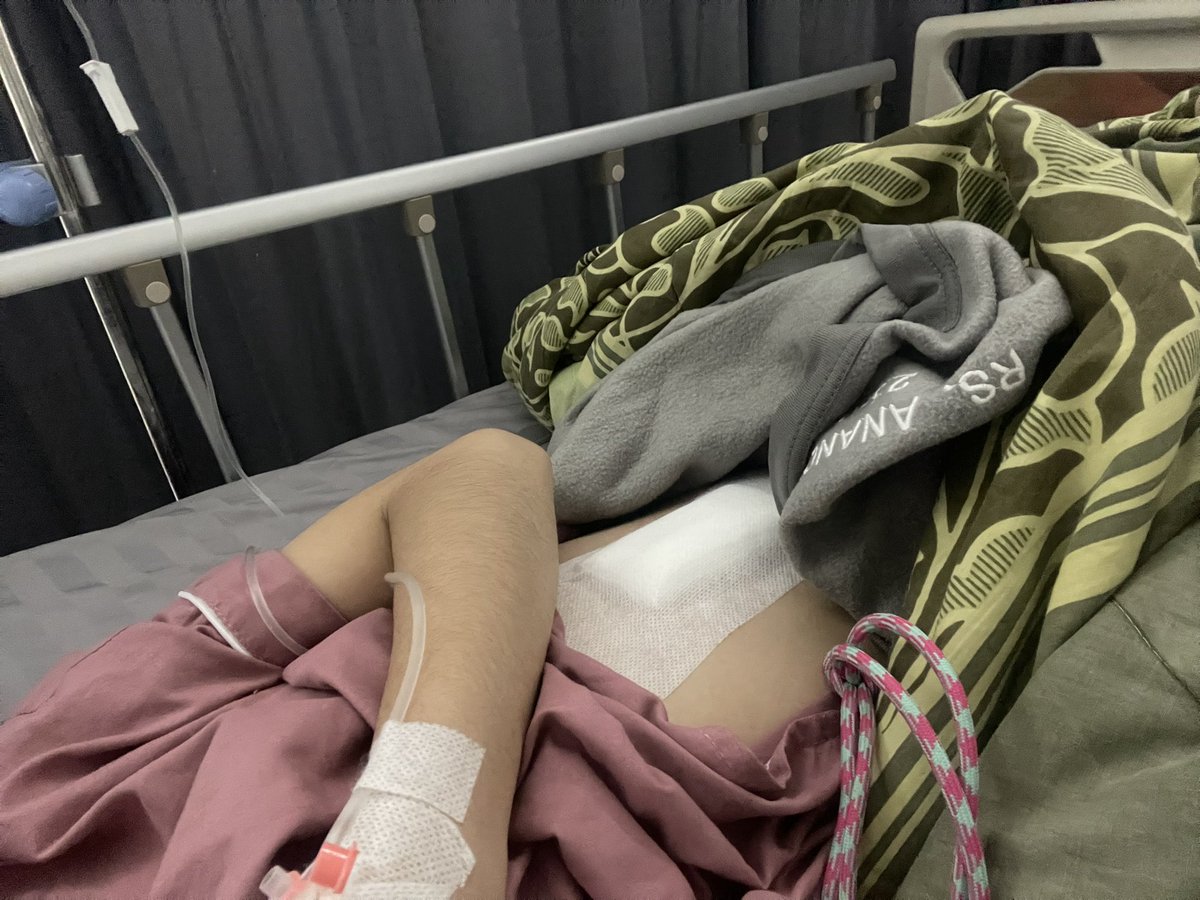 junitarisda's tweet photo. ngga nyangka bgt ni sakit-sakit pinggang ended up kolesisektomi + usus buntu 🥲 https://t.co/q47cZWw0dV