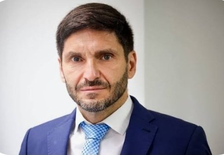 Algo está pasando en Santa Fe.
Hace dos años <a href="/maxipullaro/">Maximiliano Pullaro</a>
juntó 2 millones de votos .
Luego 750.000
Después 500.000
Y en la última 350.000