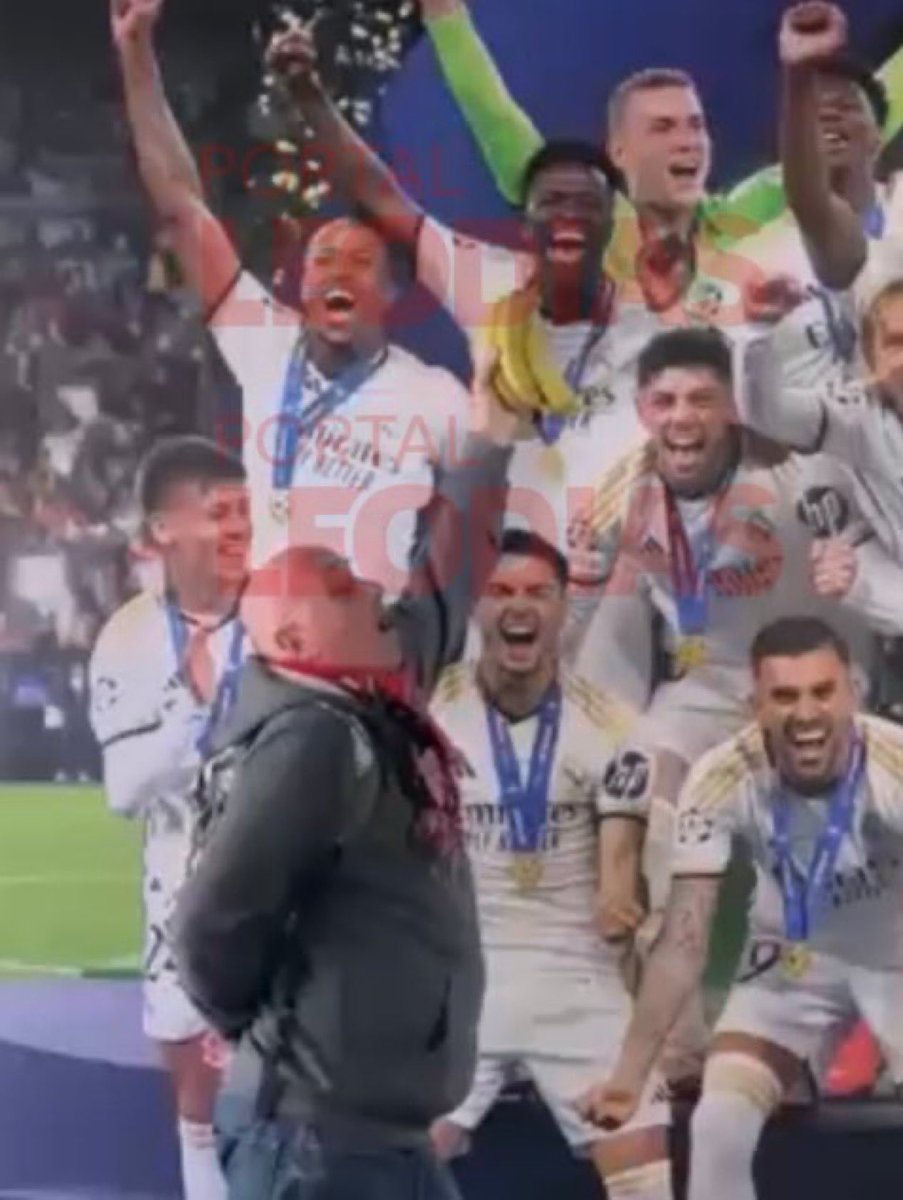 🚨 A Benfica fan was seen taking a tour of the Bernabéu trophy room and held bananas in front of Vinicius Jr's photo. 🤯🤯🤯

(📸 <a href="/euleodias/">LeoDias 🍿</a>)