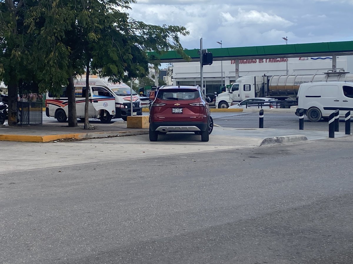 D14538943N's tweet photo. @transitocancun coche sobre banqueta en av 135 y Mallorca https://t.co/z9P7753khc