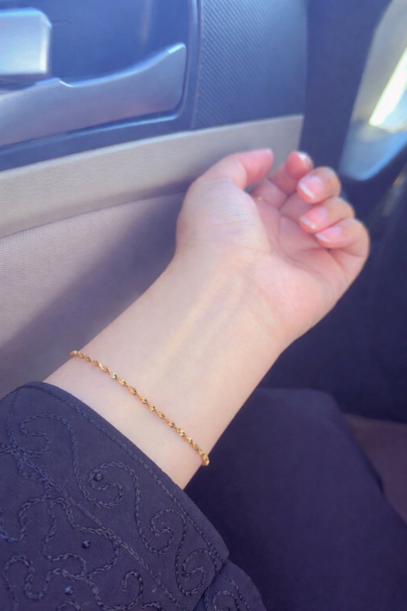 خضار العروق إللي تحت جلدك الشفّاف
عناقيد ربلٍ  ما سفى فوقها السافي.