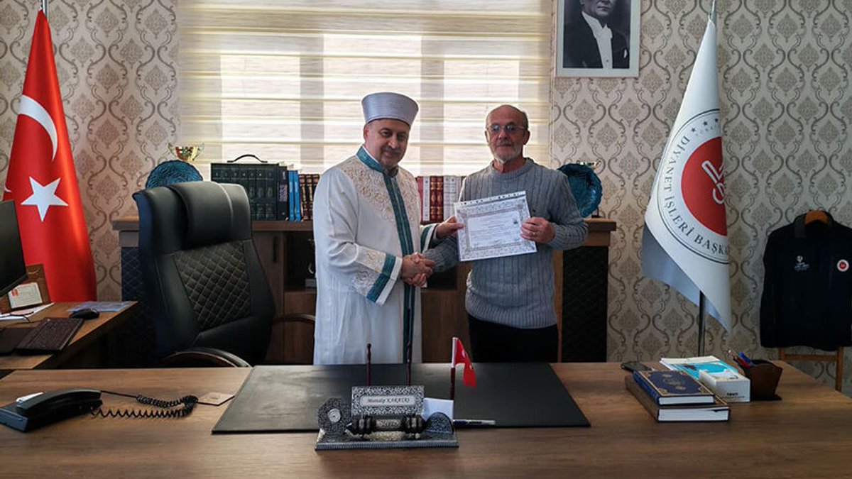 Almanya vatandaşı Bernd Harald Rudolph, Antalya Kemer İlçe Müftülüğü'nde düzenlenen ihtida merasimiyle Müslüman oldu.