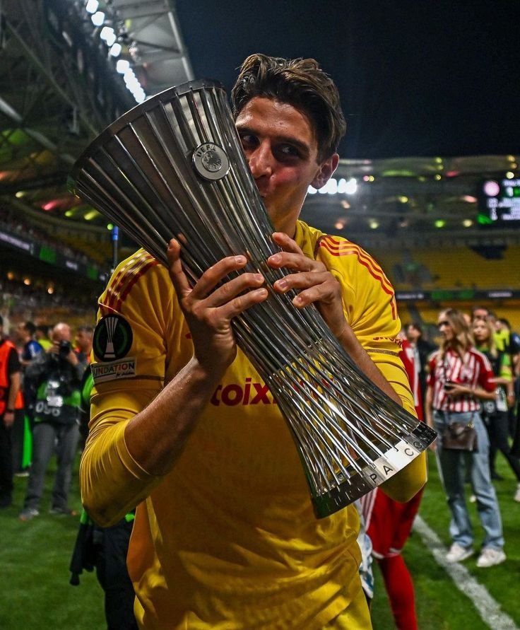 Beşiktaş'ın kalecisi tartışmasız olmalıdır. Jörgensen olmuyorsa Altay'ı istemek nasıl bir vizyonsuzluk. Jörgensen zorsa sen Tzolakis'i alacaksın.