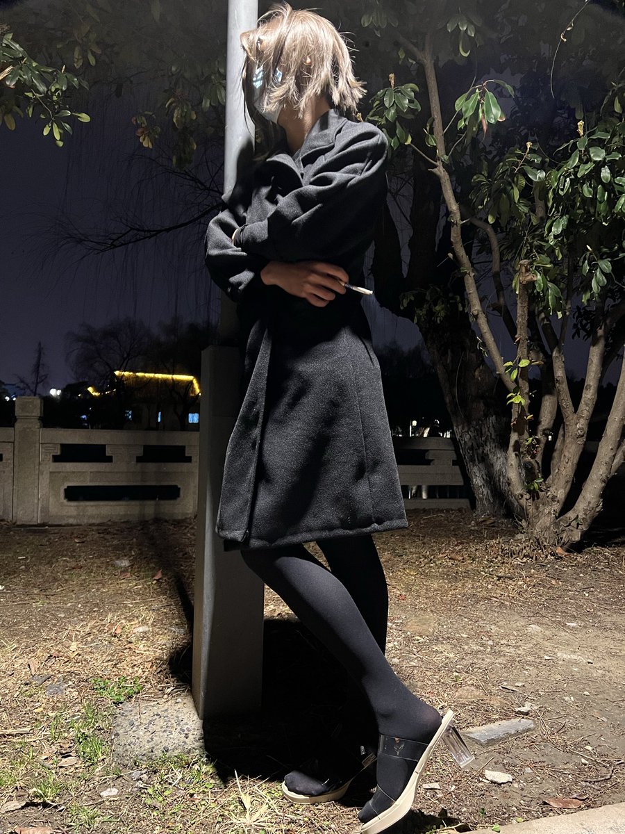 xydos9's tweet photo. Part.1
当你的妖妈突然半夜出门，能猜到大衣下面是什么吗？#伪娘露出 #ts #伪娘 #露出淫女 #捆绑 https://t.co/EigQtmV8pW