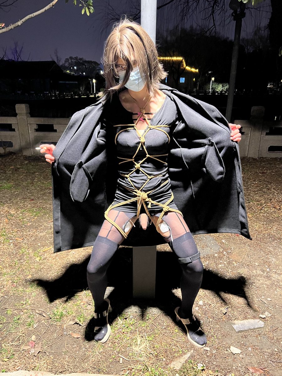 xydos9's tweet photo. Part.1
当你的妖妈突然半夜出门，能猜到大衣下面是什么吗？#伪娘露出 #ts #伪娘 #露出淫女 #捆绑 https://t.co/EigQtmV8pW