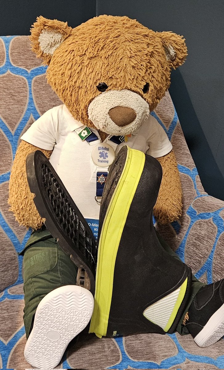BDMed_Bear's tweet image. OMB! Dad, what HAVE YOU DONE?! We only brought these in #September  - *hard stare at dad* well, I've done my very best to fix them! #bearswithjobs #equipmentofficer #NeedNewBoots🥾 #WellbeingWednesday