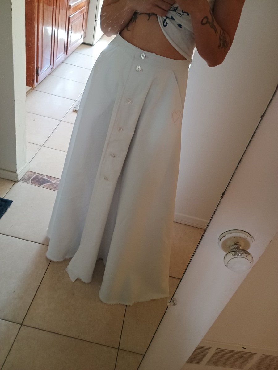 thunderpusss's tweet photo. Should I add a 7th button below the knee??? 🪡 https://t.co/DxyMuYF4lo