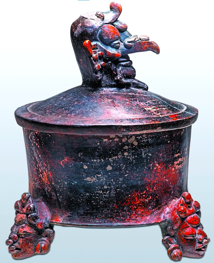 #PiezaDelDía 🔸 Vasija trípode con tapa

Este peculiar recipiente de cerámica data del periodo Clásico Temprano (250 a 600), y fue hallado en la Tumba de la Estructura IV, en Calakmul, Campeche.

<a href="/inahcampeche/">@INAHCampeche</a>