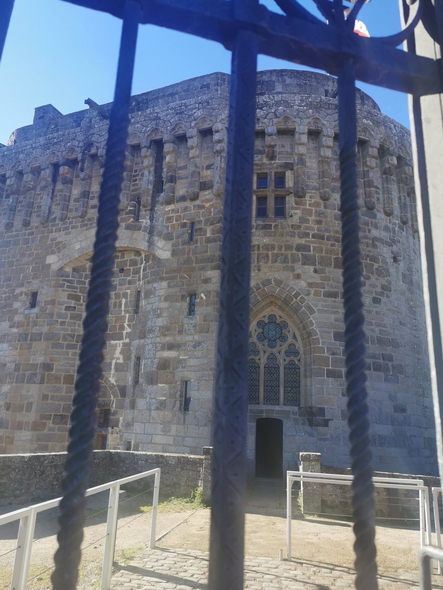 CarlaBZH's tweet image. Belle #balade dans la ville fortifiée par des remparts et historique de #Dinan.  #château, maisons à colombages,  pavés... Le tout, sous le soleil. Bref, c'était top ! 😍 🔆 #CotesdArmor #Bretagne #MagnifiqueBretagne #France #MagnifiqueFrance