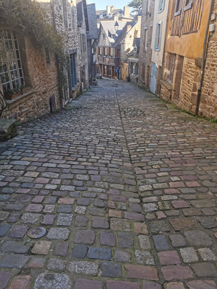 CarlaBZH's tweet image. Belle #balade dans la ville fortifiée par des remparts et historique de #Dinan.  #château, maisons à colombages,  pavés... Le tout, sous le soleil. Bref, c'était top ! 😍 🔆 #CotesdArmor #Bretagne #MagnifiqueBretagne #France #MagnifiqueFrance
