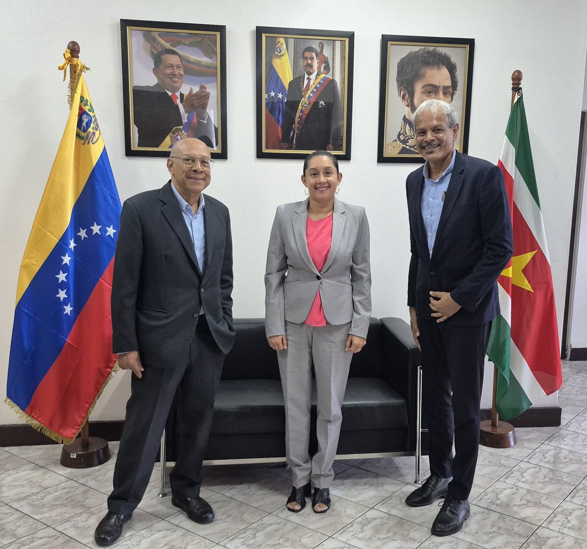 Cancilleria_ve's tweet photo. 📰#Noticia | Trabajadores y agricultores progresistas de Suriname ratifican respaldo y solidaridad al pueblo venezolano

La embajadora Ayerim Flores Rivas agradeció a los dirigentes del PALU su interés por la paz en Venezuela.

https://t.co/YFu5xW6THN https://t.co/UpUx92rpob