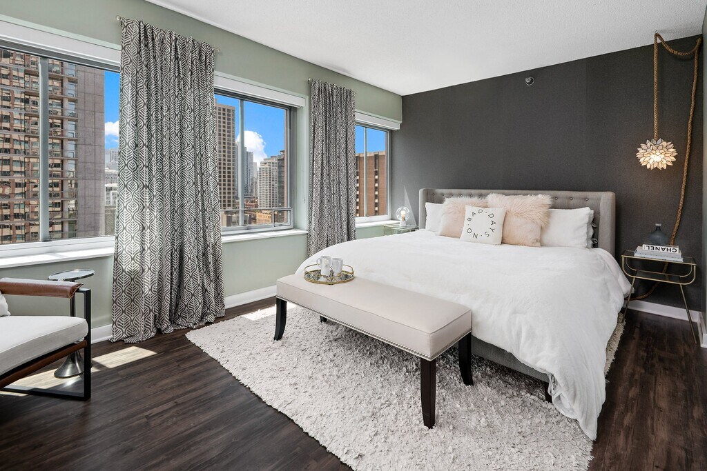 The view is a flex, the bed is a nest.  Would you rise and shine… or snooze your best? 🤩 

apartmenthomeliving.com/apartment-find…
#apartmentsearch #apartmentlife #apartmentsforrent