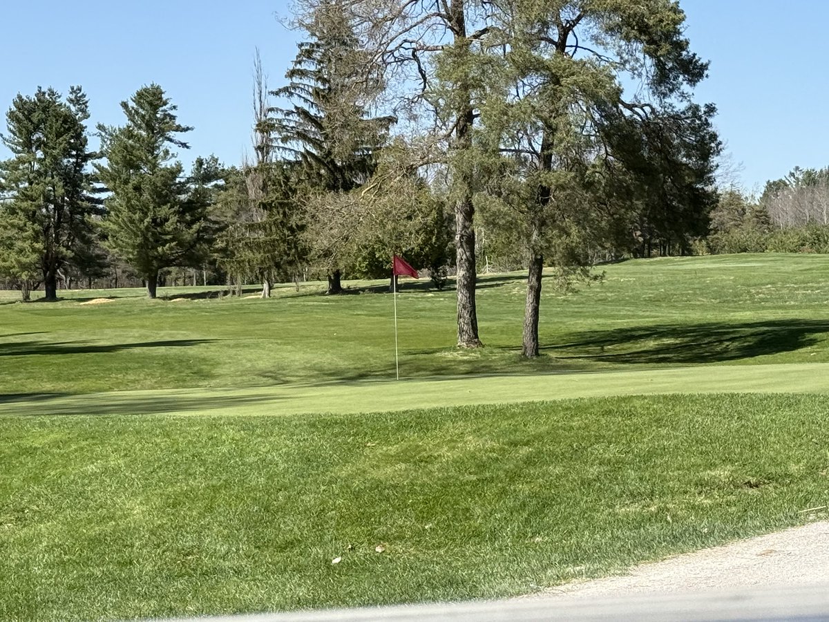 HowesNathan's tweet photo. My favourite part of spring is golf, neighbourhood wildlife and no snowbanks (eventually. It will take a while to melt). #SpringForecast @weathernetwork https://t.co/l59n9I5dfL