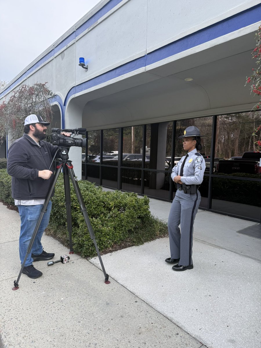 SCHP_Troop7's tweet image. South Carolina - put the phone down and drive hands-free!

Texting, holding your phone, or scrolling while driving isn't just risky — it's against the law. 

Stay alert, stay safe, and keep your hands on the wheel and eyes on the road.
#HandsFreeSC #SCHP #DriveSmart