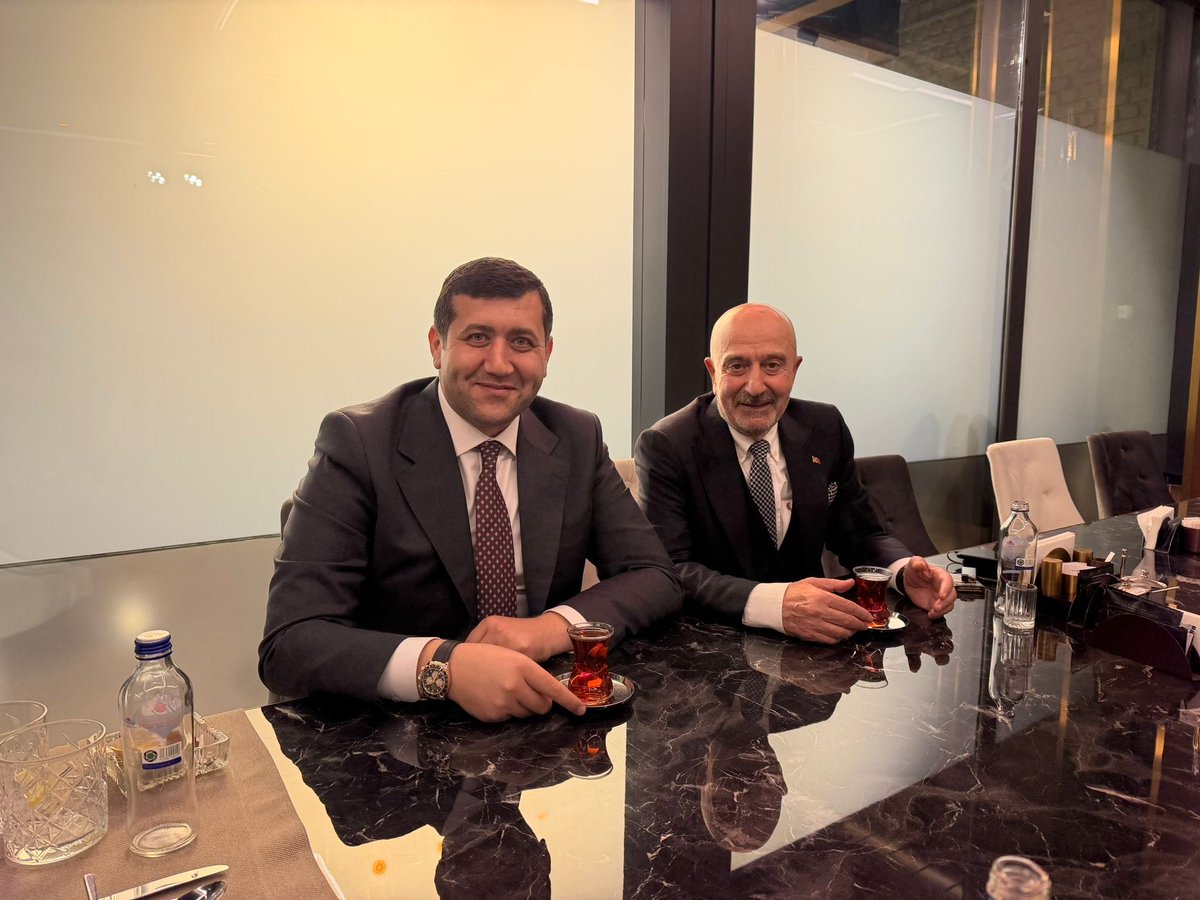 bakiersoymhp's tweet photo. Zekai Aksakallı demek, tarihte ve hâlihazırda vatan mücadelesinin sembolü demektir. Özel Kuvvetler Komutanı olduğu dönemde yetiştirdiği kadrolarla vatan mücadelesini Çelik gibi güçlendiren , sınır ötesi terörle mücadelede fedakârlığın, azmin her boyutunu gösteren; 15 Temmuz hain darbe girişimi gecesinde yetiştirdiği vatan evlatlarına şehit olma pahasına “Türk’ün vatanını ele geçirtmeyin, devleti zaafa uğratmayın, Türk bayrağını düşürmeyin” talimatını veren; Türkiye’nin kaderinde büyük rol oynayan şerefli bir mazinin değerli komutanı olan Ordu Yardımlaşma Kurumu (OYAK) Yönetim Kurulu Başkanı Zekai Aksakallı Paşamızla, Ramazan ayının manevi atmosferini iftarda birlikte yaşadık.
Derinlik katan milli ve manevi sohbeti için kendilerine şükranlarımı sunuyorum. Türk milletine hizmet yolunda başarılarının daim olmasını diliyorum.🇹🇷🇹🇷🇹🇷
