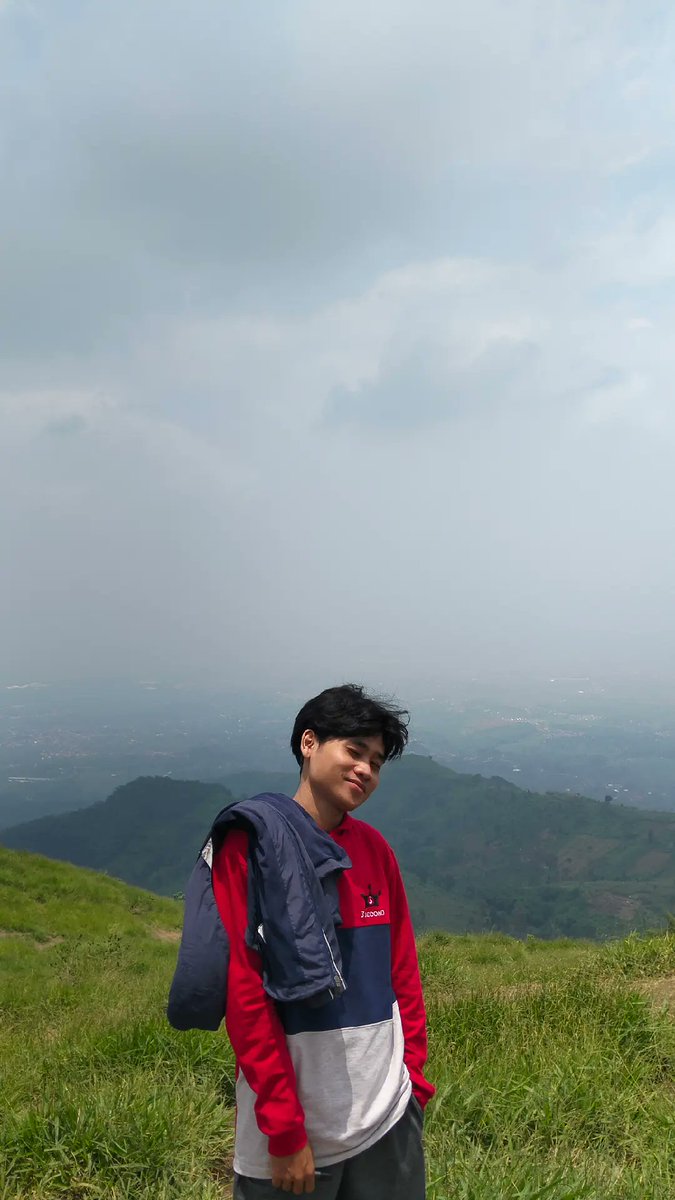 rioadithya_'s tweet photo. yahh long time no see moots, gunung beneran yang gw naikin pertama kali sampe puncak, sebagai remaja jompo yah oke juga buat pemula gunung ini (pegel kaki anjir) https://t.co/yFzJUfWCdP