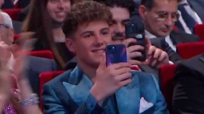 spokemayo's tweet photo. chissà cosa sta facendo questo demone ora che durante la settimana di sanremo é costretto ad andare a scuola 

 #Sanremo2026 https://t.co/8BuDBuUOqo