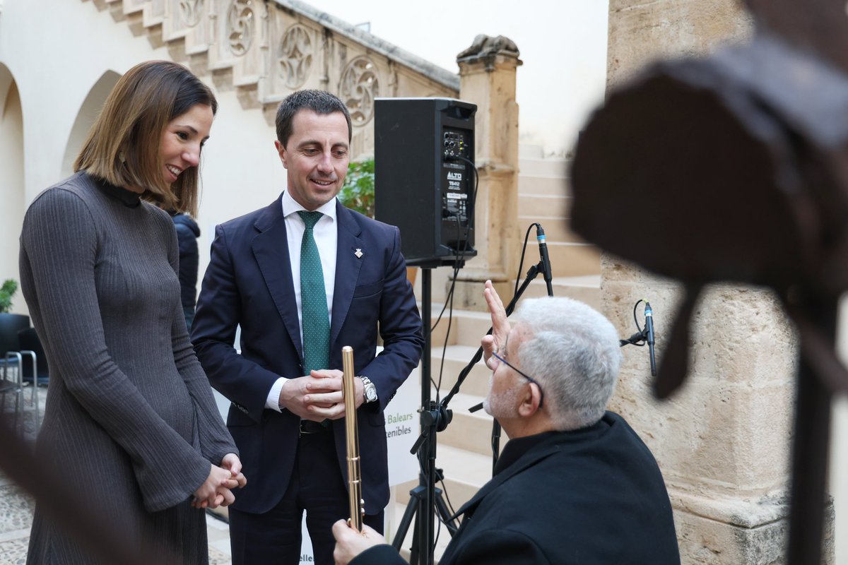Un plaer assistir a l’acte organitzat pel Govern de les Illes Balears, a través de l’Institut d’Estudis Baleàrics, per commemorar el centenari de la mort de Joan Alcover.

Un homenatge emotiu, amb el recital de Miquel Àngel Adrover i Laia Malo, que han fet present la força i la