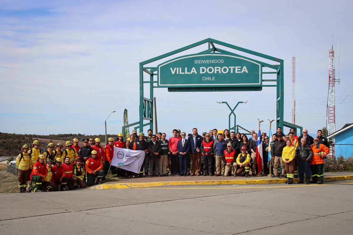senapredmagalla's tweet photo. Equipo de #SENAPREDMagallanes asistió a la ceremonia de lanzamiento de la campaña binacional de prevención de #IncendiosForestales forestales, realizada en el paso fronterizo Dorotea, provincia de #UltimaEsperanza https://t.co/KuvSazdyrj