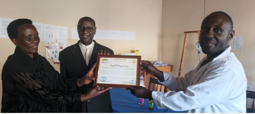 Baptistchronicl's tweet photo. The Free Baptist Church of #Burundi held an official recognition ceremony this Monday in honor of Mr. Joseph Ndayegamiye, Head of SILOE Health Center, for the years of service he has dedicated to the institution since February 11, 2020.
Read more : https://t.co/mjnZ0x5Yol
#Rwanda https://t.co/G8MdGttYXp