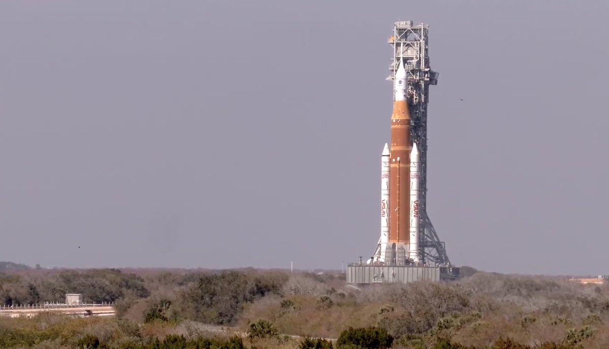 RevesdEspace's tweet image. 🚀🌑 Le roulage du #SLS vers le bâtiment d'assemblage lanceur (VAB) est en cours afin d'y effectuer les réparations sur l'étage supérieur ICPS.
Roulage à suivre sur youtube.com/live/xCrPD7tfc…