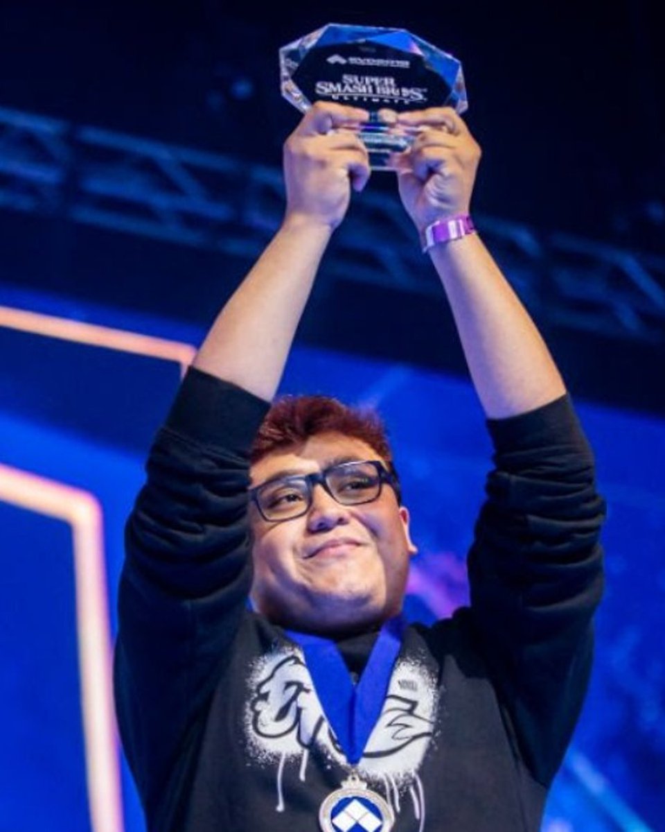 LA HISTORIA DE MKLEO, EL REY DEL FIGHTING 🐐🇲🇽

Leonardo "MkLeo" López Pérez no es solo un competidor de élite, es el GOAT indiscutible del Super Smash Bros Ultimate. Su historia es la de un talento generacional que redefinió lo que significa la consistencia en los #esports.

Su