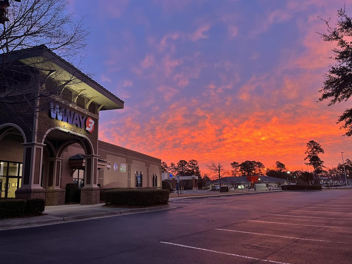 LeeHaywoodWX's tweet photo. Our news producer Anastasia Vandeberg took this colorful picture of the sunrise this morning at the #WWAY Studios in #Leland.
#NCwx https://t.co/agkticaLAa