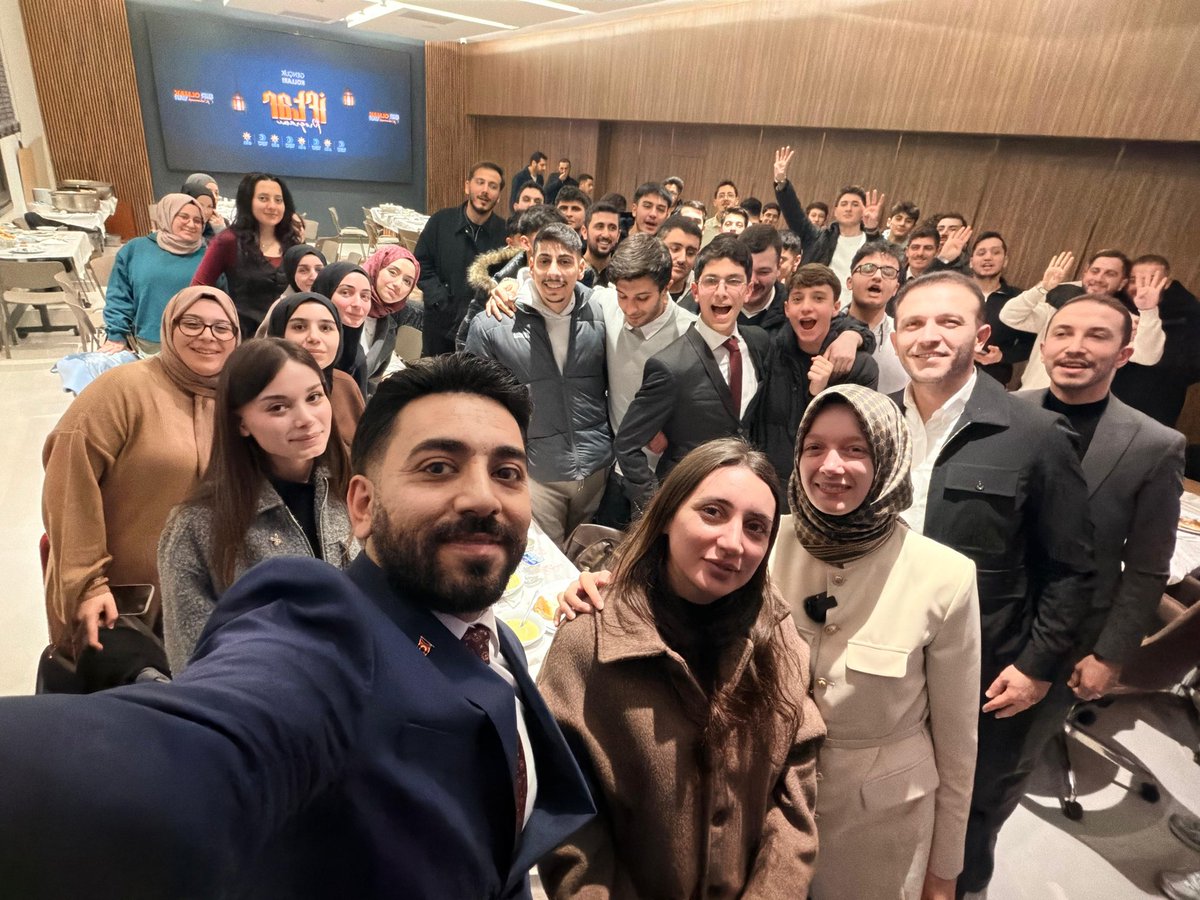 İlçe Başkanlığımızda, Gençlik Kollarımızla aynı sofrada buluşarak iftarımızı gerçekleştirdik. Ramazan’ın bereketini, kardeşliğini ve heyecanını gençlerimizin enerjisiyle bir kez daha hissettik. Dava bilinciyle yürüyen, yarının Türkiye’sine yön verecek genç kardeşlerimizle omuz