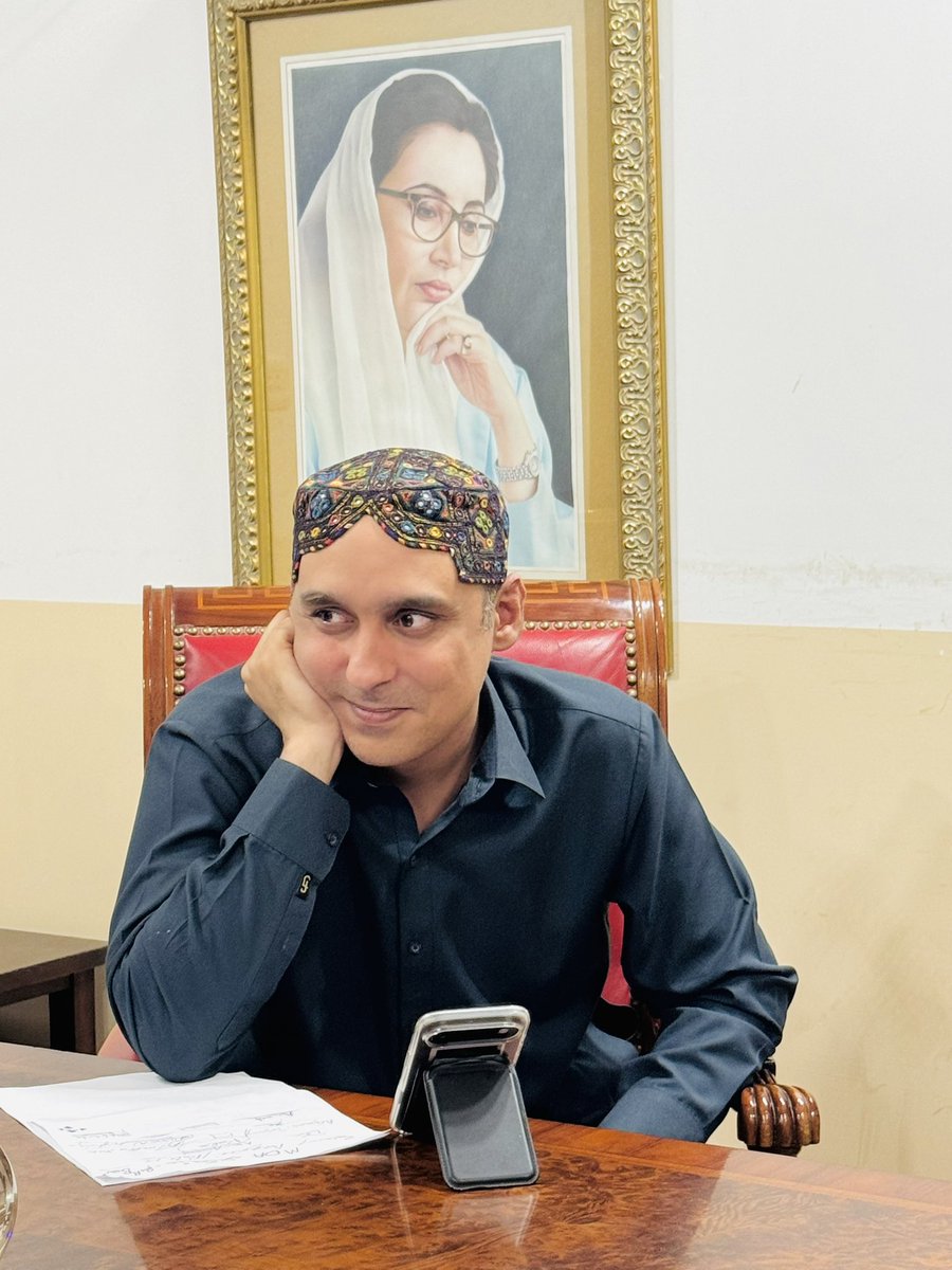 MudasirChan's tweet photo. گزرے ہوئے  برسوں میں سید علی قاسم گیلانی سائیں سے بے شمار ملاقاتیں ہوئیں لیکن پھر بھی ہر ملاقات کے بعد یہ احساس رہا کہ ابھی بھی علی قاسم گیلانی سائیں سے ملاقات ادھوری ہے۔

 وہ خوش کلام ہے ایسا کہ اس کے پاس ہمیں 
طویل رہنا بھی لگتا ہے مختصر رہنا 
@KasimGillani https://t.co/o0HGL14csb