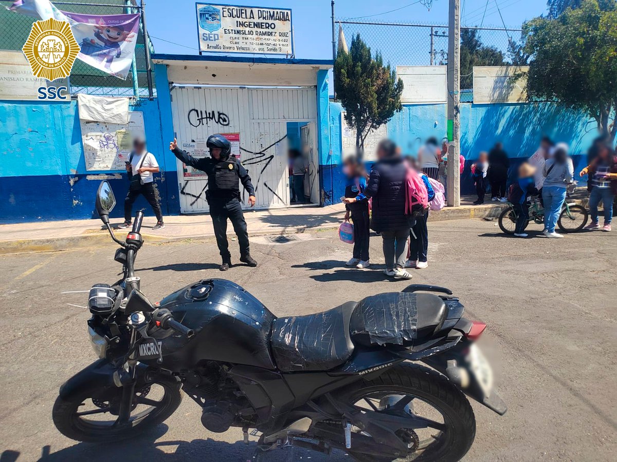 SSC_CDMX's tweet image. #SeguridadEscolar | Compañeros de los sectores #Oasis, #Granjas y #MilpaAlta continúan con dispositivos de vigilancia en la zona #Oriente, en las alcaldías @Alc_Iztapalapa y @GobMilpaAlta, verificando que la salida y entrada de alumnos del turno vespertino sea segura, ágil y sin