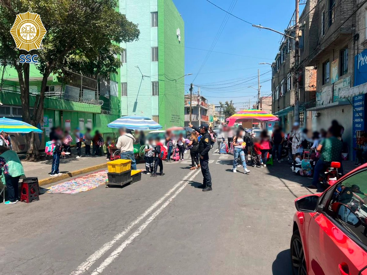 SSC_CDMX's tweet image. #SeguridadEscolar | Compañeros de los sectores #Oasis, #Granjas y #MilpaAlta continúan con dispositivos de vigilancia en la zona #Oriente, en las alcaldías @Alc_Iztapalapa y @GobMilpaAlta, verificando que la salida y entrada de alumnos del turno vespertino sea segura, ágil y sin