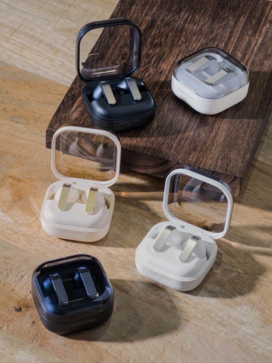GadgetVector's tweet photo. #Samsung Galaxy Buds4 [White, Black] — $179.99
Galaxy Buds4 Pro [White, Black, Pink Gold-online exclusive ]— $249.99

Premium sound comes at two price points. Are you going standard or Pro? 🎧🔥

#GalaxyBuds4 #AudioTech #TechNews #GalaxyAI #SamsungUnpacked https://t.co/1vunKWk1Du