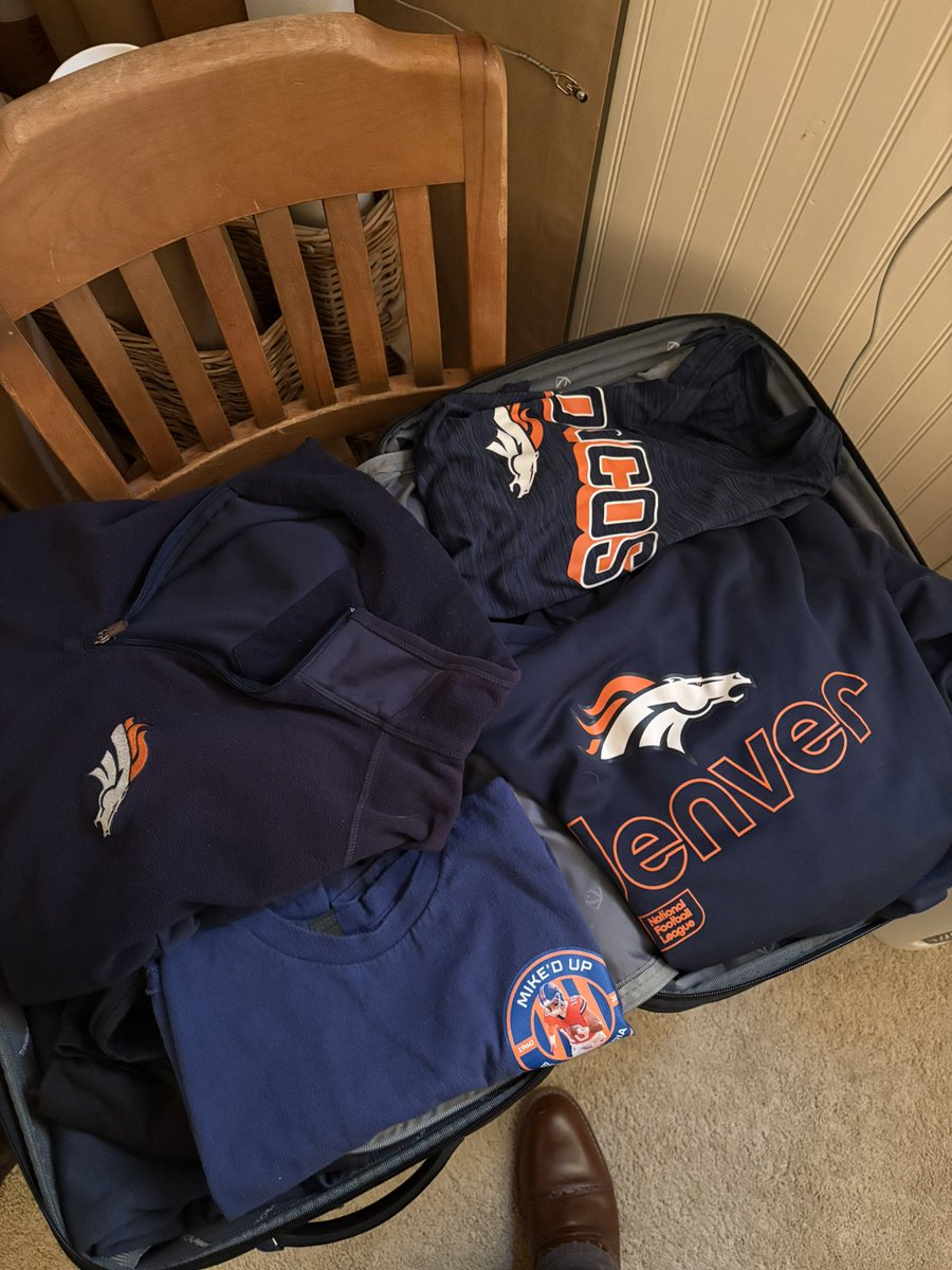 JanvierSul's tweet photo. Wife: Pack for a week in Colorado. 

Me: https://t.co/6DmHAxdLFC