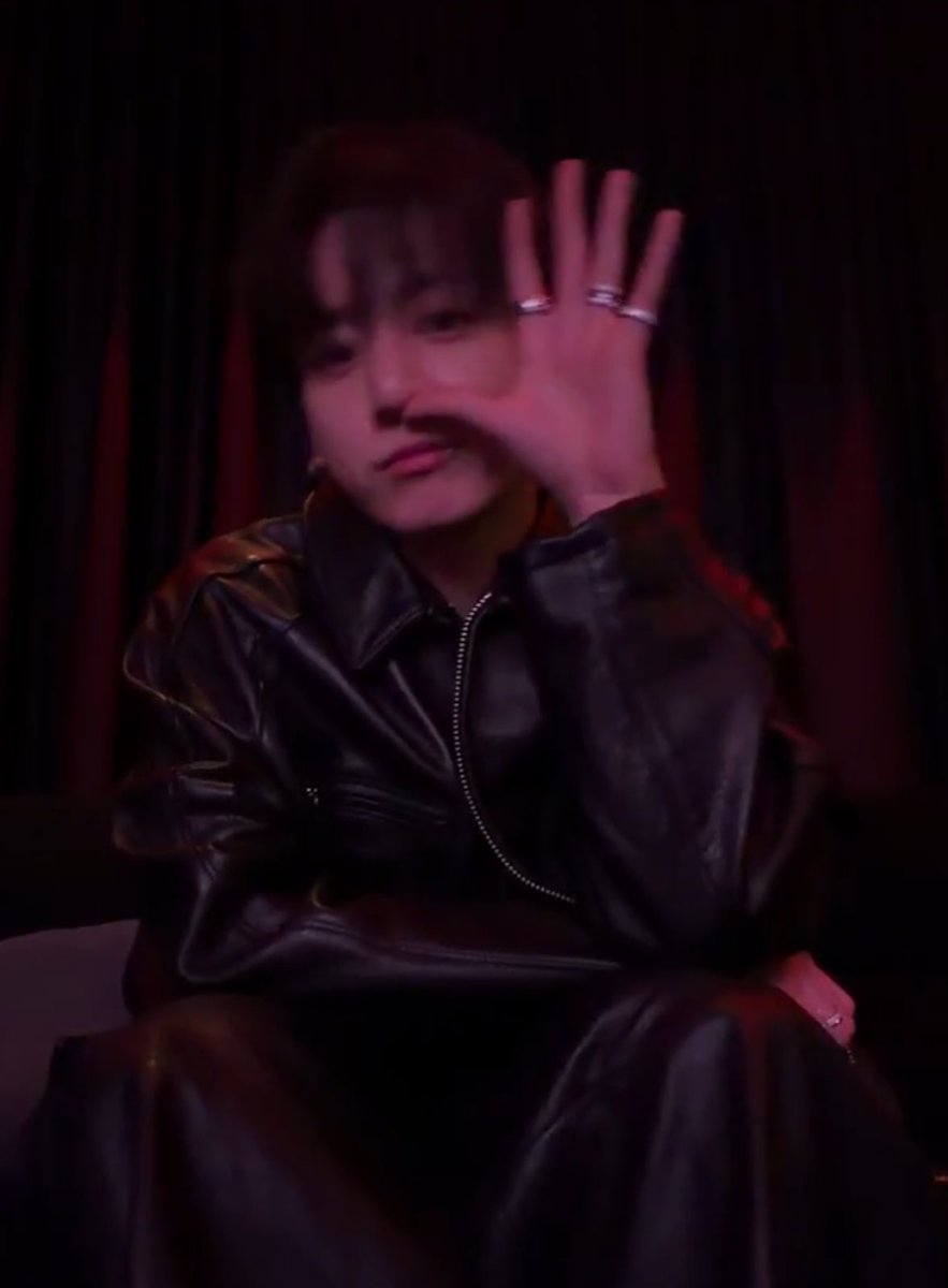 YO SOLO QUIERO CUIDAR A JUNGKOOK DE ESTE MUNDO DE MRD, ES EL HUMANO MAS LINDO QUE HAY Y NO MERECE UN TRATO DEL ASCO.
DEJENLO VIVIR FELI, PORFAVOR