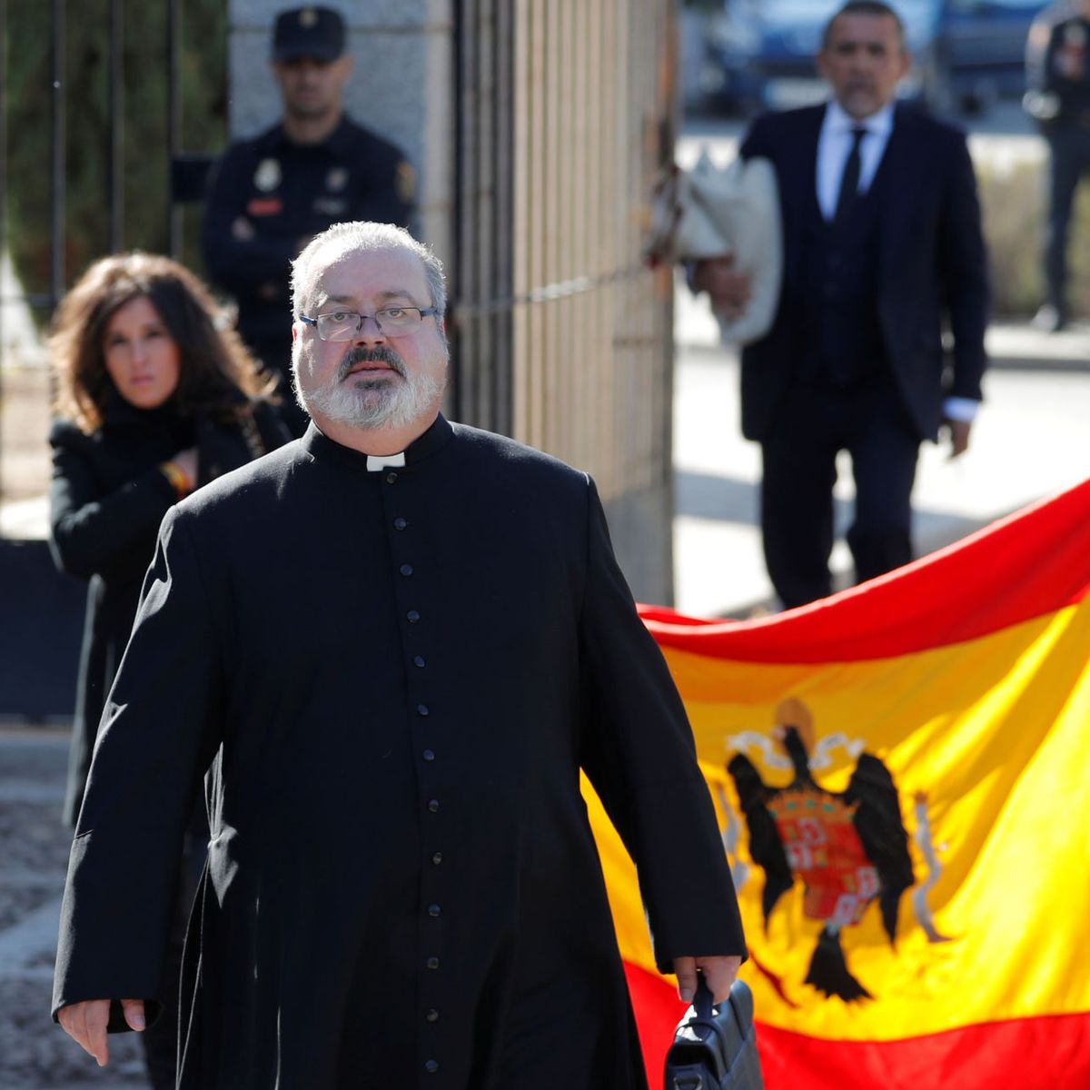 Ojo. Y recibiendo la Unción de Enfermos de manos de su propio hijo sacerdote. #23F