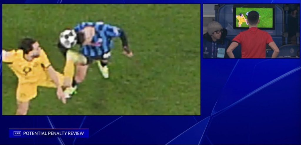 NonsoEmma001's tweet image. This shouldn't be a penalty for Atlanta vs Borussia Dortmund, there was no intent, he just wants to play the ball

#ATABVB #UCL